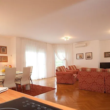 Cro Jet Set On The Apartment Split