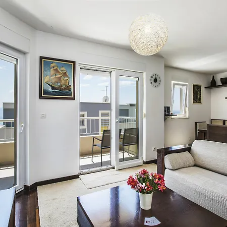 Cro Jet Set On The Apartman *