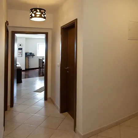 Cro Jet Set On The Apartment Split
